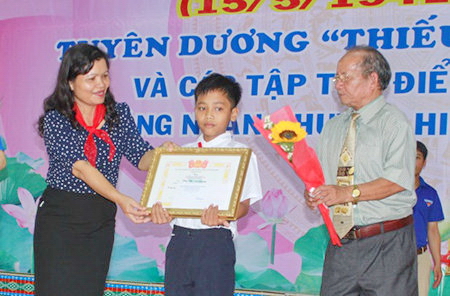 Các đồng chí lãnh đạo trao khen thưởng cho các em học sinh có thành tích xuất sắc trong học tập
